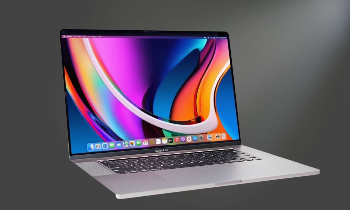 Apple MacBook Pro 16 laptop na crnoj pozadini