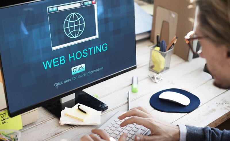Osoba za računarom gleda web hosting prikaz kao simbol izbora boljeg hosting paketa