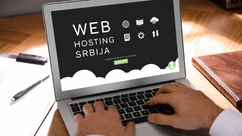 Laptop sa prikazom web hosting Srbija kao simbol lokalnog servera i infrastrukture